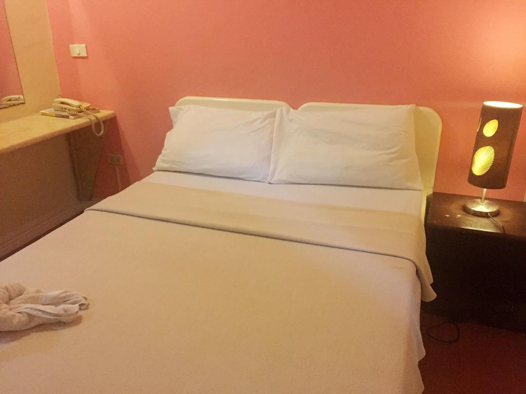 Park Hill Hotel Lapu-Lapu City Exteriör bild
